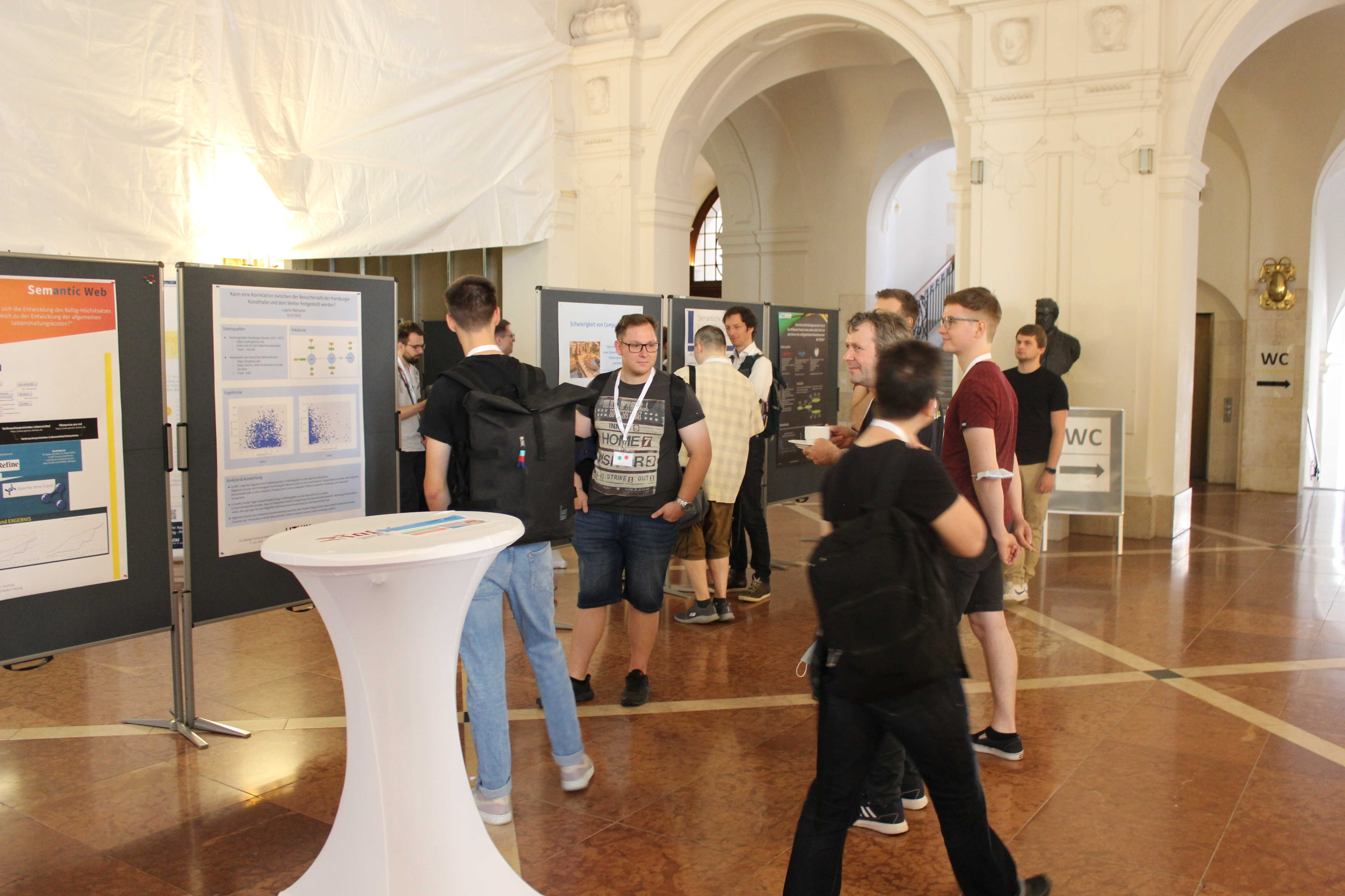 Bild von Besuchern und Studierenden zur Postersession.